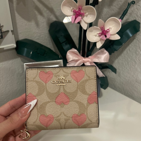 Accessories - Coach hearts wallet 🎀
